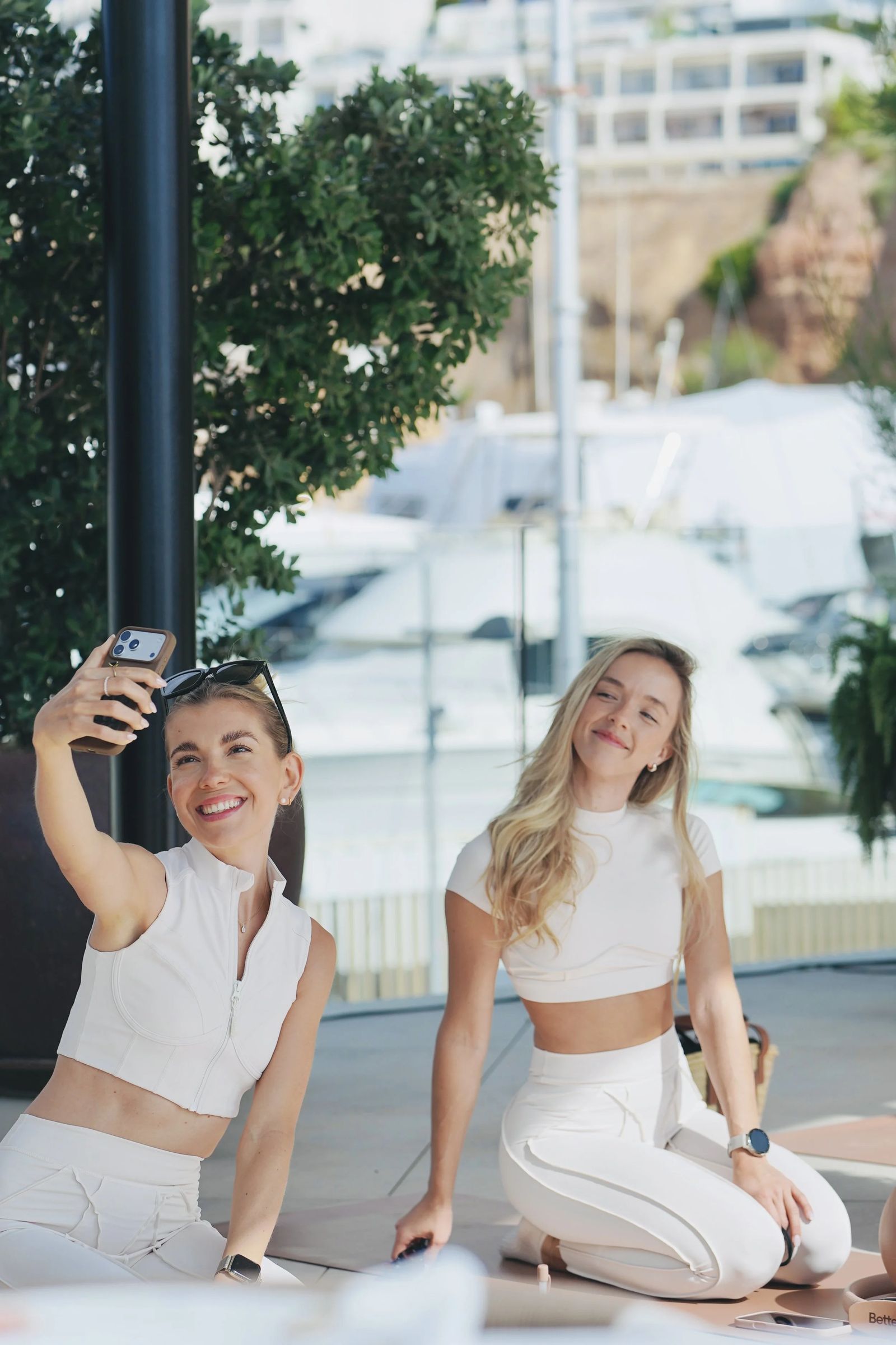 Amics compartint un moment en un esdeveniment de benestar en un beach club