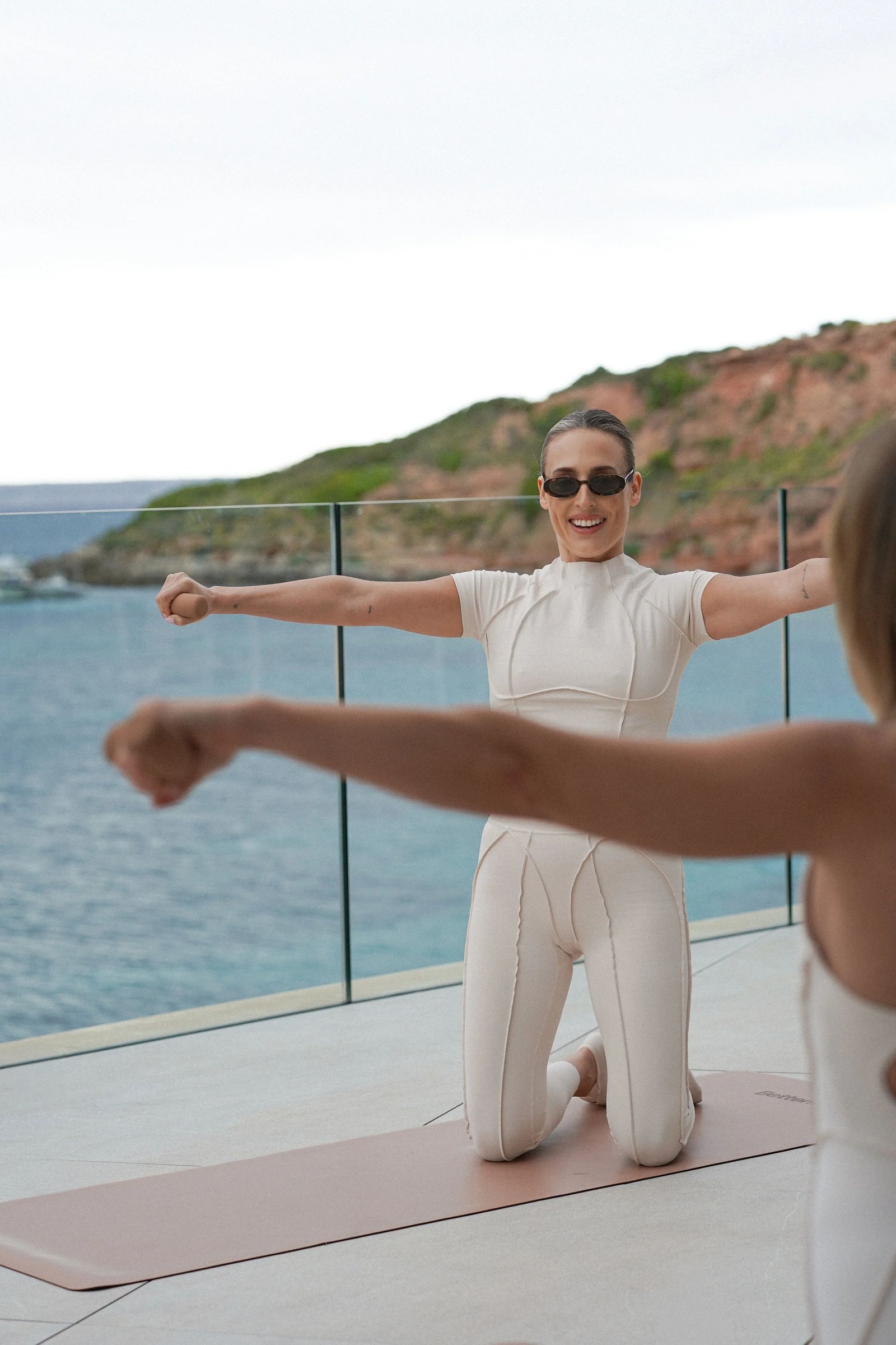 Pilates en un terrat amb vistes al mar a Mallorca